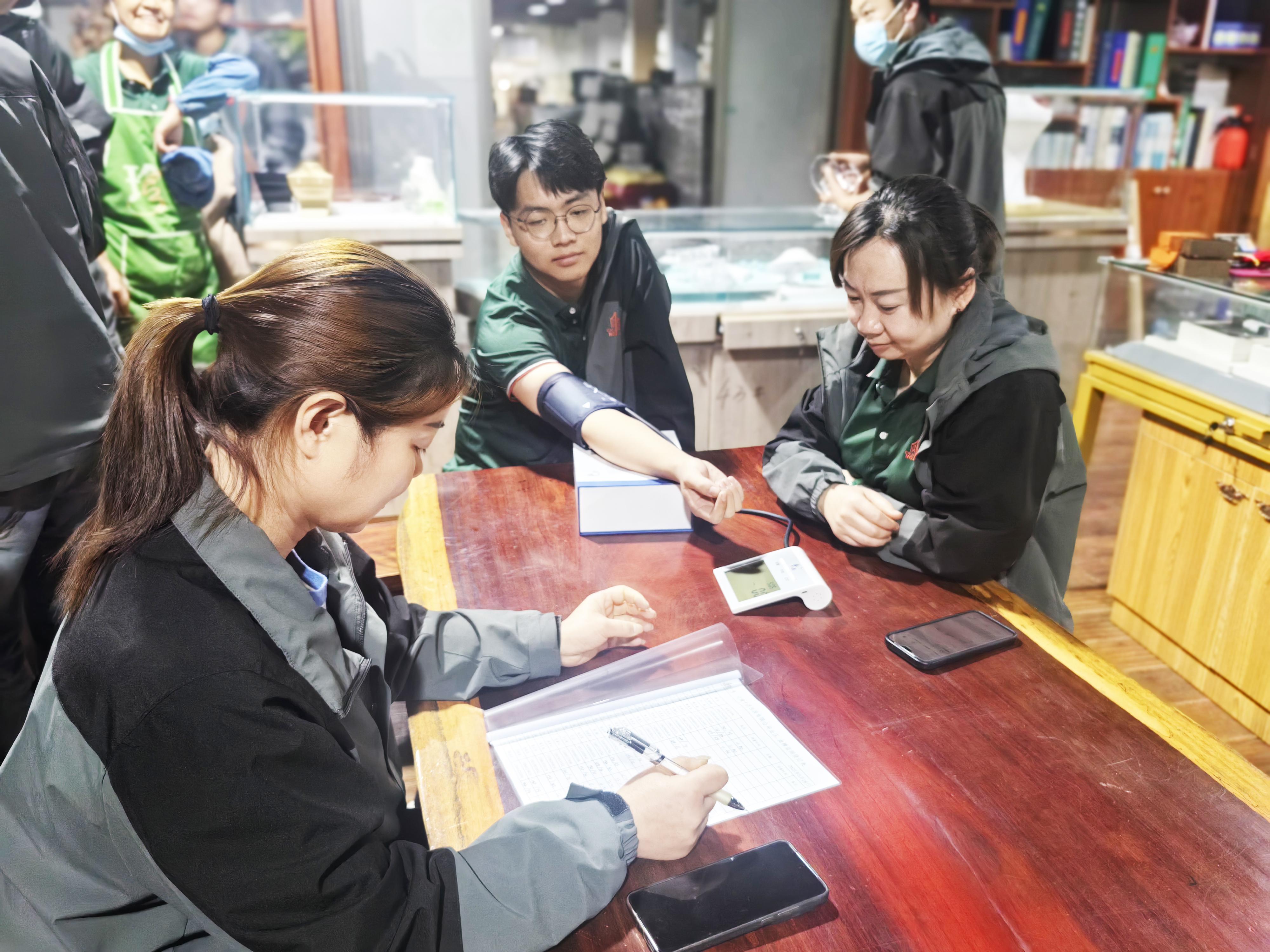 健康、生产两不误，为员工检测血压